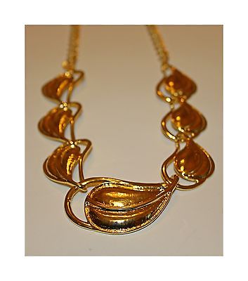 Tuleste's Textured Goldtone Graduated Leaf Necklace